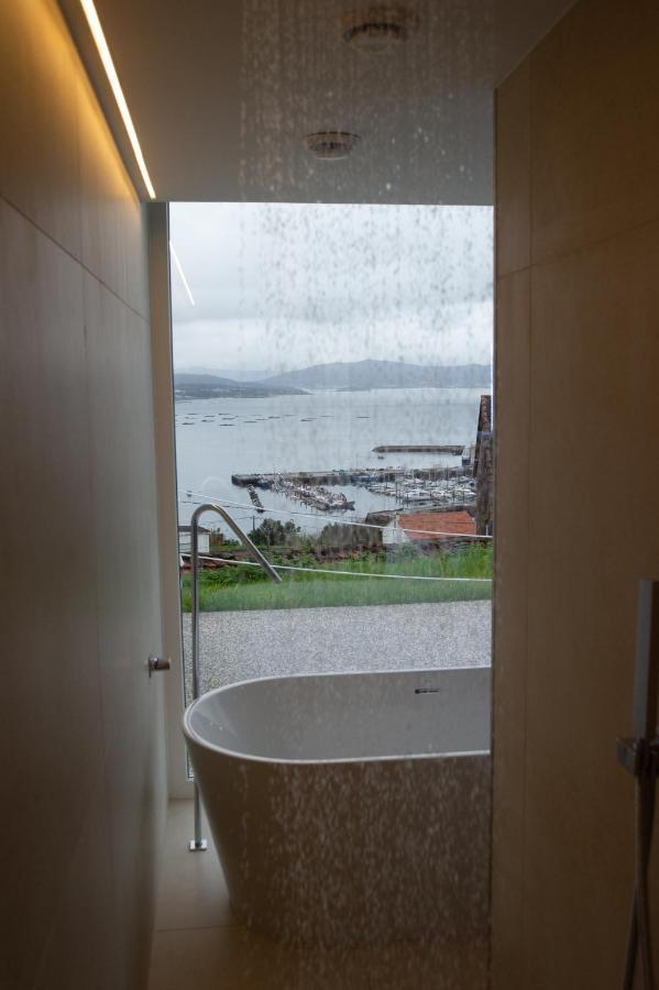 Habitación con cama extragrande y vistas al mar